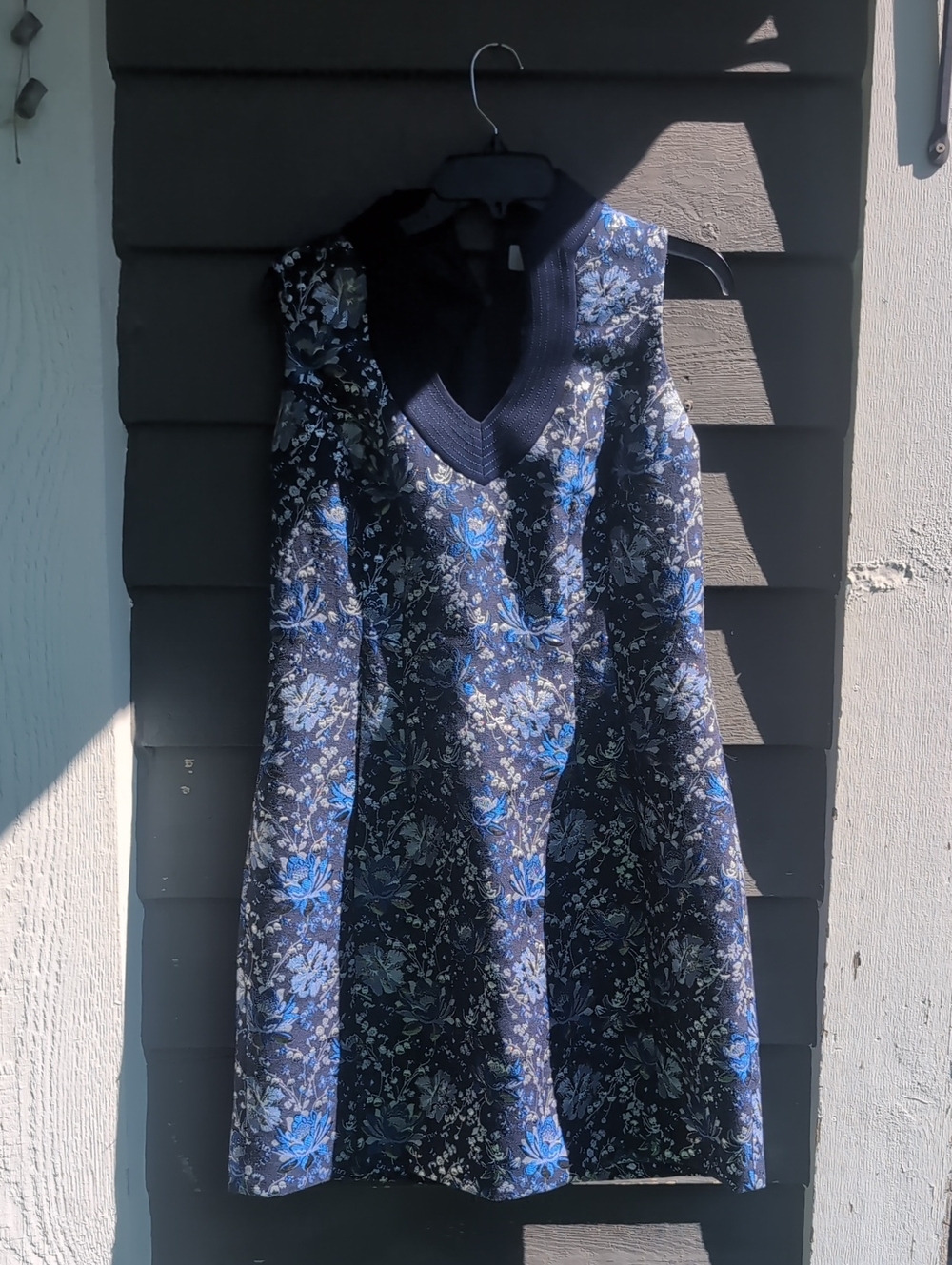 Badgley Mischka Navy and Blue Floral V-Neck Mini Dress